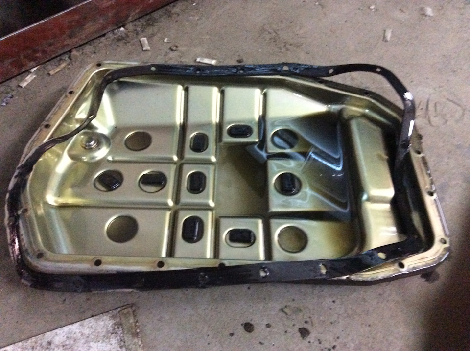 Снятый поддон АКПП с остатками старого масла. — BMW 5 series (E39)