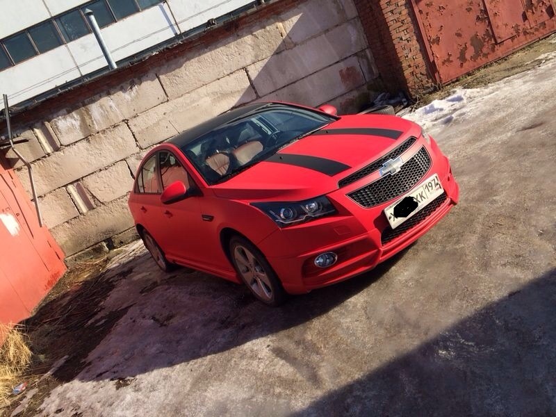 Chevrolet Cruze красный с черной крышей