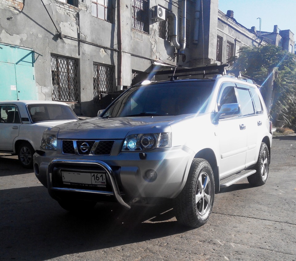 Фары свет ниссан х трейл. Nissan x-Trail t30 Tuning. Реснички Ниссан х Трейл т30. X Trail t30 тюнинг. Обвес Ниссан х-Трейл т30.