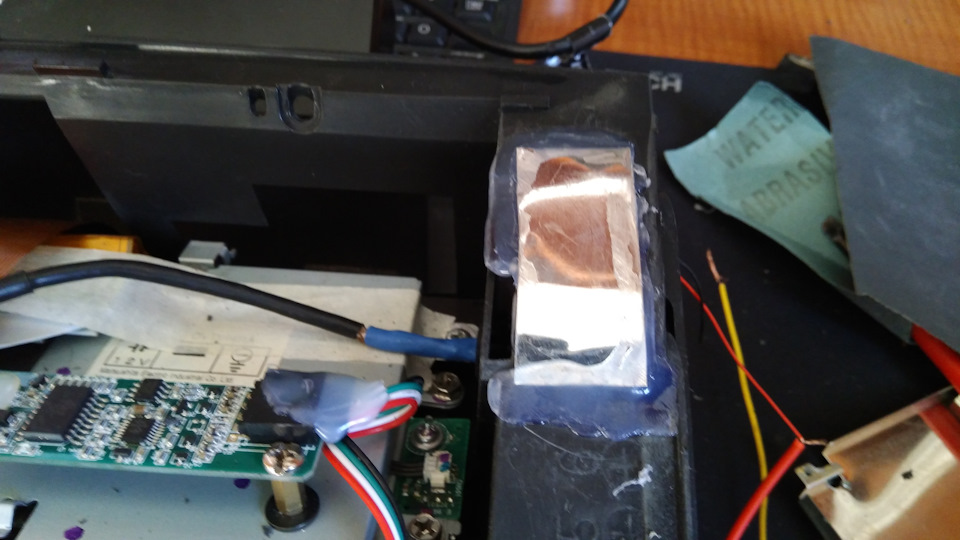 Поверх него накладываю металлическую пластину и дополнительно её фиксирую (дабы магнит не вывалился от тряски и вибрации) — Mazda Atenza (1G)