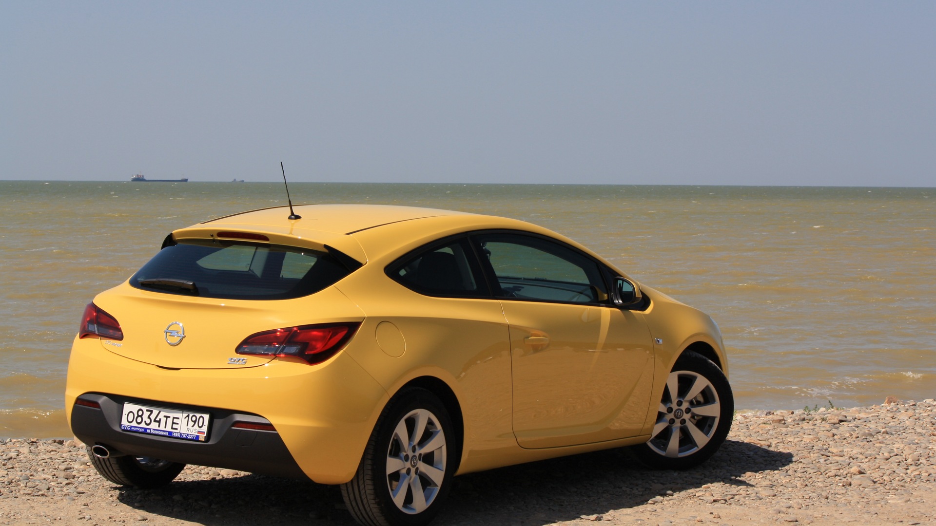 Машина опель отзывы. Opel Astra GTC желтая.