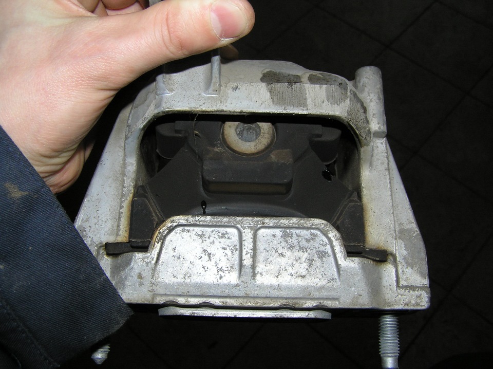 На опоре следов износа и трещин не нашел — пусть еще походит. — Volkswagen Tiguan (1G)