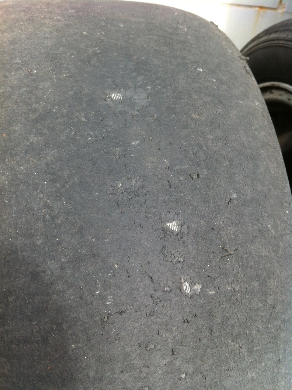 Резина слики что это. d2ef96cs 960. Резина слики что это фото. Резина слики что это-d2ef96cs 960. картинка Резина слики что это. картинка d2ef96cs 960. Слово slick в переводе с английского означает «гладкий», и это самый очевидный признак сликов — полное отсутствие какого-либо протектора или выступов. То есть, поверхность сликов абсолютно гладкая. Бытует мнение, что это и есть главное отличие сликов от других шин, но это не совсем так. В первую очередь, слики характеризуются малой жёсткостью резины (параметр treadwear). Если у гражданских шин она не опускается ниже 200 единиц, то у сликов treadwear — в районе 80 единиц. Резина слики что это. d2ef96cs 960. Резина слики что это фото. Резина слики что это-d2ef96cs 960. картинка Резина слики что это. картинка d2ef96cs 960. Слово slick в переводе с английского означает «гладкий», и это самый очевидный признак сликов — полное отсутствие какого-либо протектора или выступов. То есть, поверхность сликов абсолютно гладкая. Бытует мнение, что это и есть главное отличие сликов от других шин, но это не совсем так. В первую очередь, слики характеризуются малой жёсткостью резины (параметр treadwear). Если у гражданских шин она не опускается ниже 200 единиц, то у сликов treadwear — в районе 80 единиц.