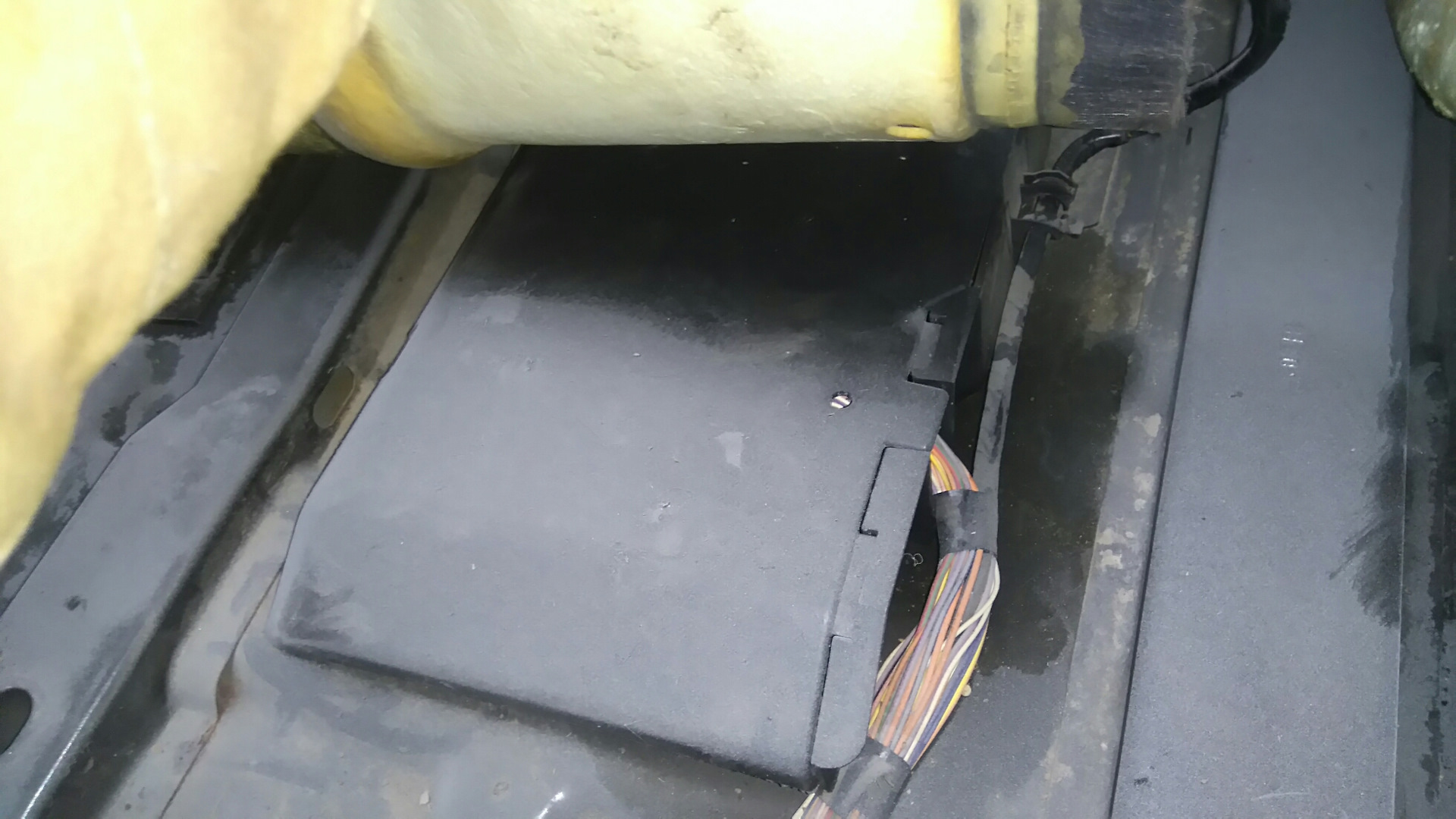 Что за блок под пассажирским сиденьем прадо 150 дизель. Обдув задних пассажиров приора. Passat b8 провода под сиденьем. Вода под пассажирским сиденьем тигуан. Реле под пассажирским сиденьем h100.