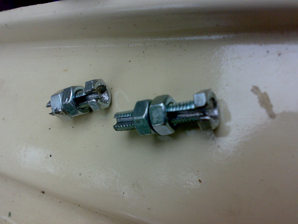 Замена тросика открывания капота — Lada 2107, 1,5 л, 1987 года | своими ...