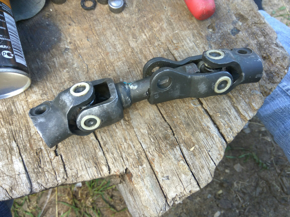 завтулил карданчики рулевого вала. - Lada Калина универсал, 1,6 л, 2011 года сво