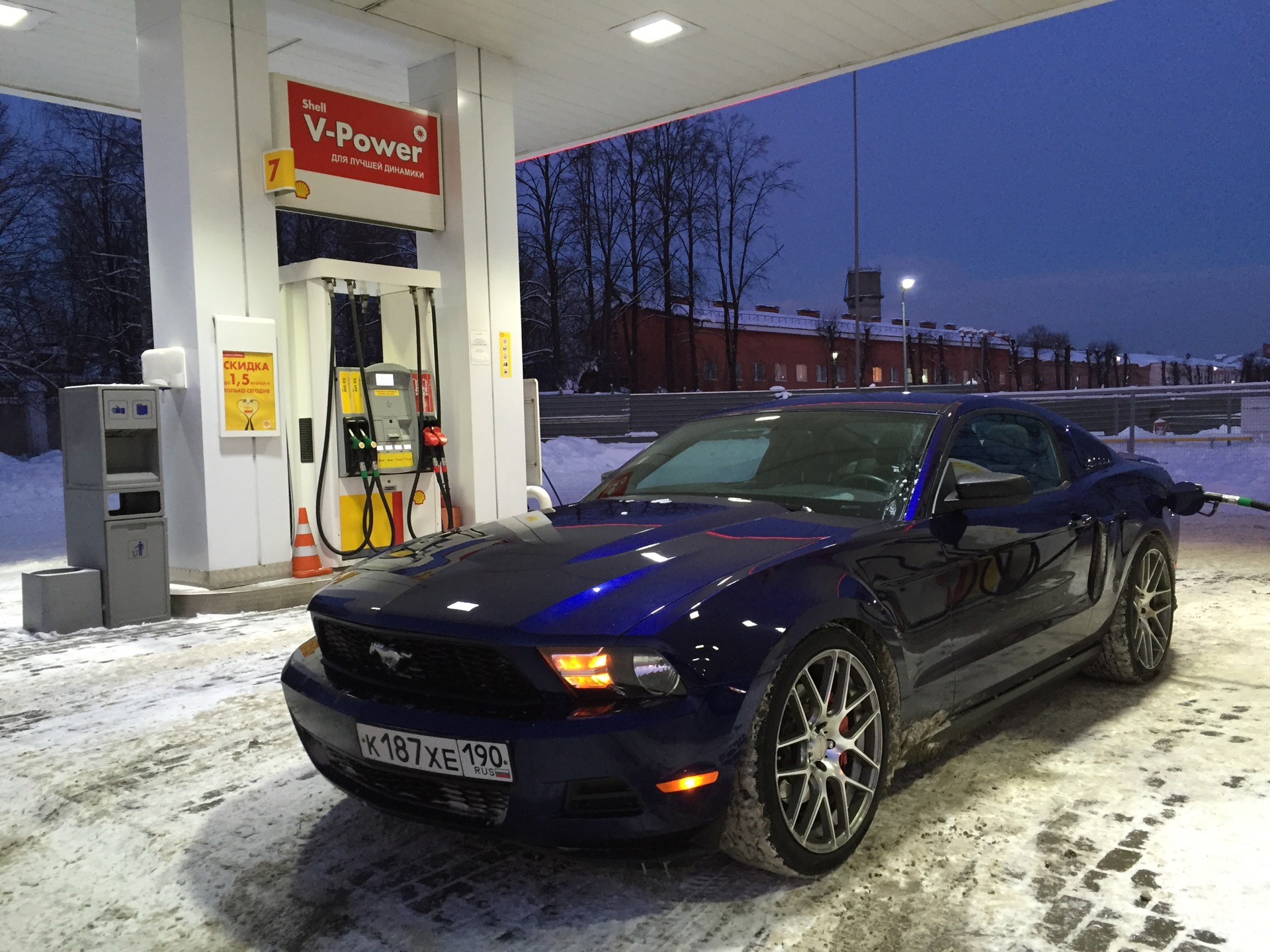 Ford Mustang 2017 ночью