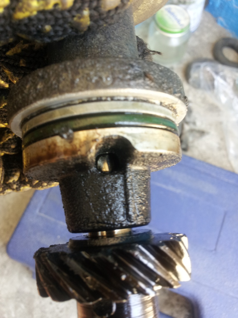 Тут фото на котором показано отверстие через которое походу попадает масло на шток и смазывает его. — Audi 100 (C4)