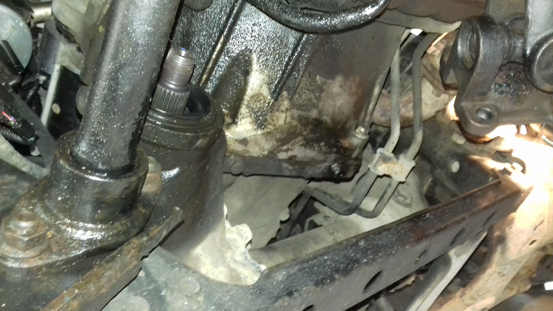 Течь прекратилась. Течь прекратилась. Мокрый потолок. Течь прекратилась. Трещина в трубе отопления.