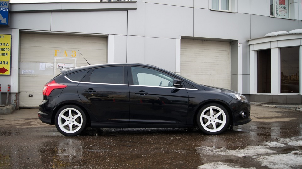 Ford Focus 3 белый хэтчбек на r18