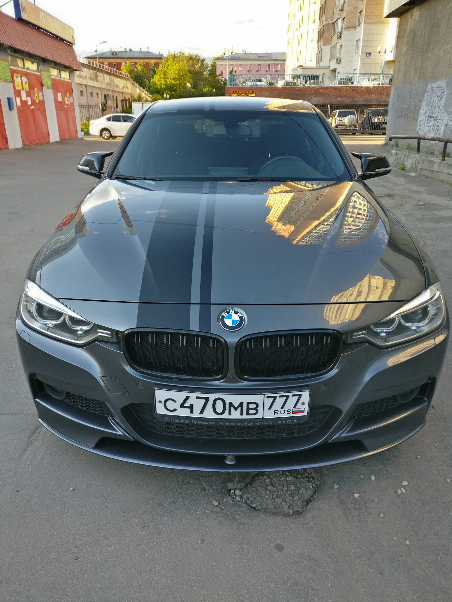 BMW С полосками на капоте