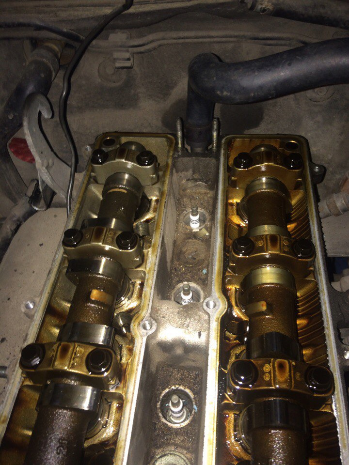 Замена прокладок клапанных крышек и чистка свечных колодцев. — Toyota ...