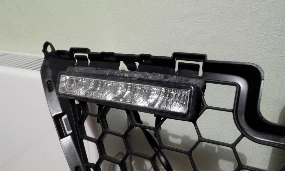 Дхо логан 1 на верхнюю решетку радиатора. Ходовые огни в решетку. Дневные ходовые огни на фольксваген бора. Дхо в решетку радиатора ваз 2110. Led туманки на пассат б6.