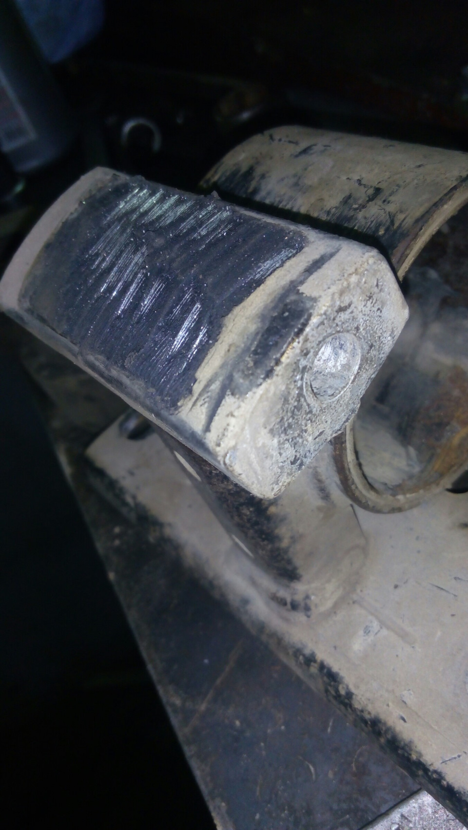 Обрезал остатки старого салентах ножовкой по металлу — Volkswagen Caravelle (T3)