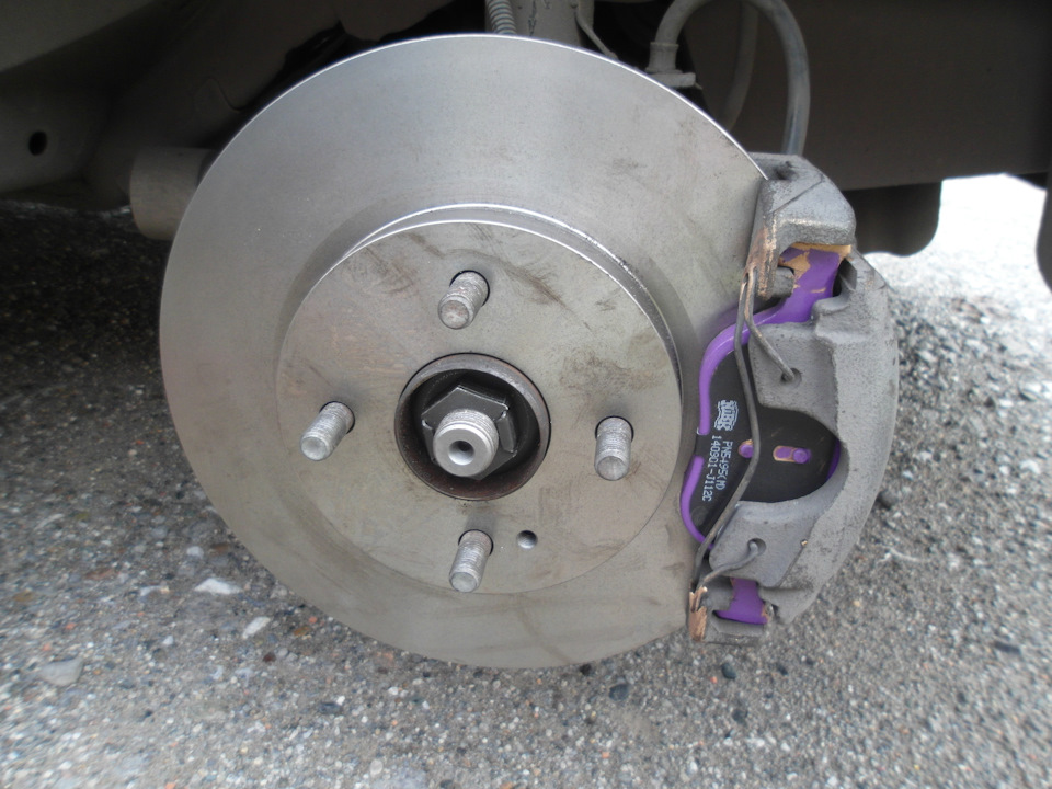 Замена передних тормозных дисков и колодок - Mazda Demio (2G), 1,5 л, 2003 года 