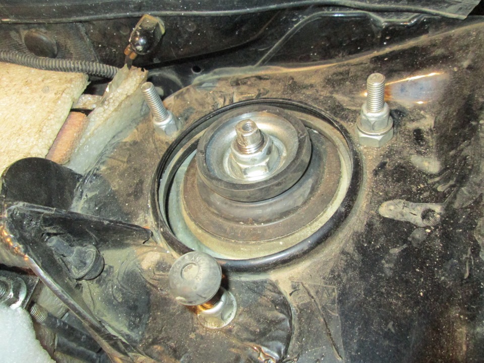 Стучит стойка. Отбой для винтовой подвески. Стук передней опоры стойки лада калина. Стучит на отбой. Стук опоры передней стойки веста.