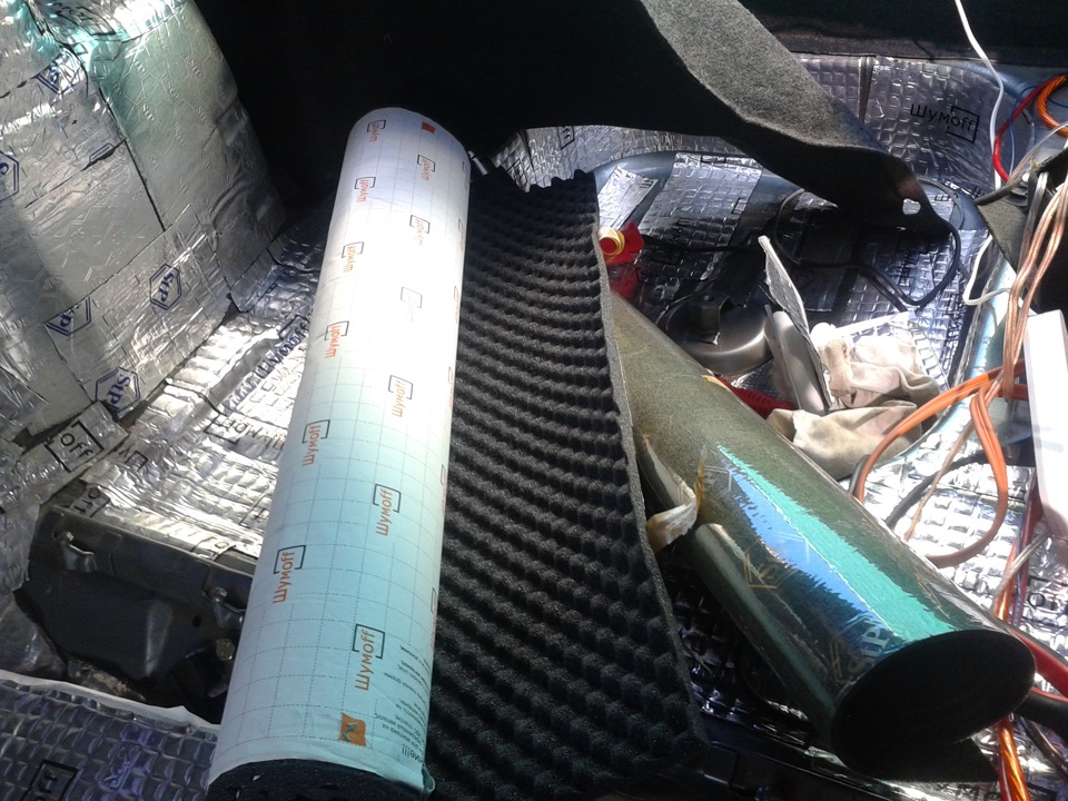 Задние амортизаторы Астон & Шумофф багажника — Lada 21104, 1,6 л, 2007 ...