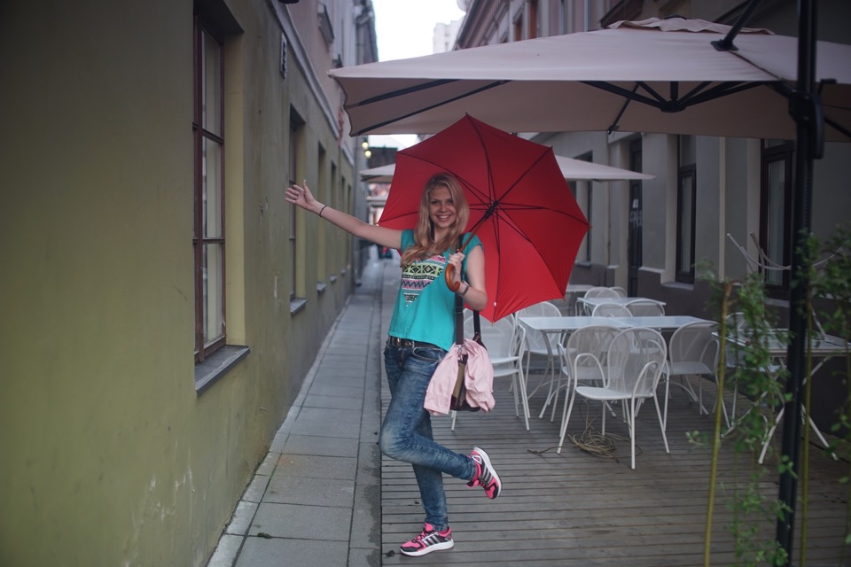 Girl coffee and the auto-Moto-horses in the centre of Vilnius