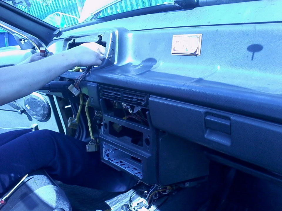 Замена декоративной накладки приборной панели — Lada 2109, 1,3 л, 1991 ...