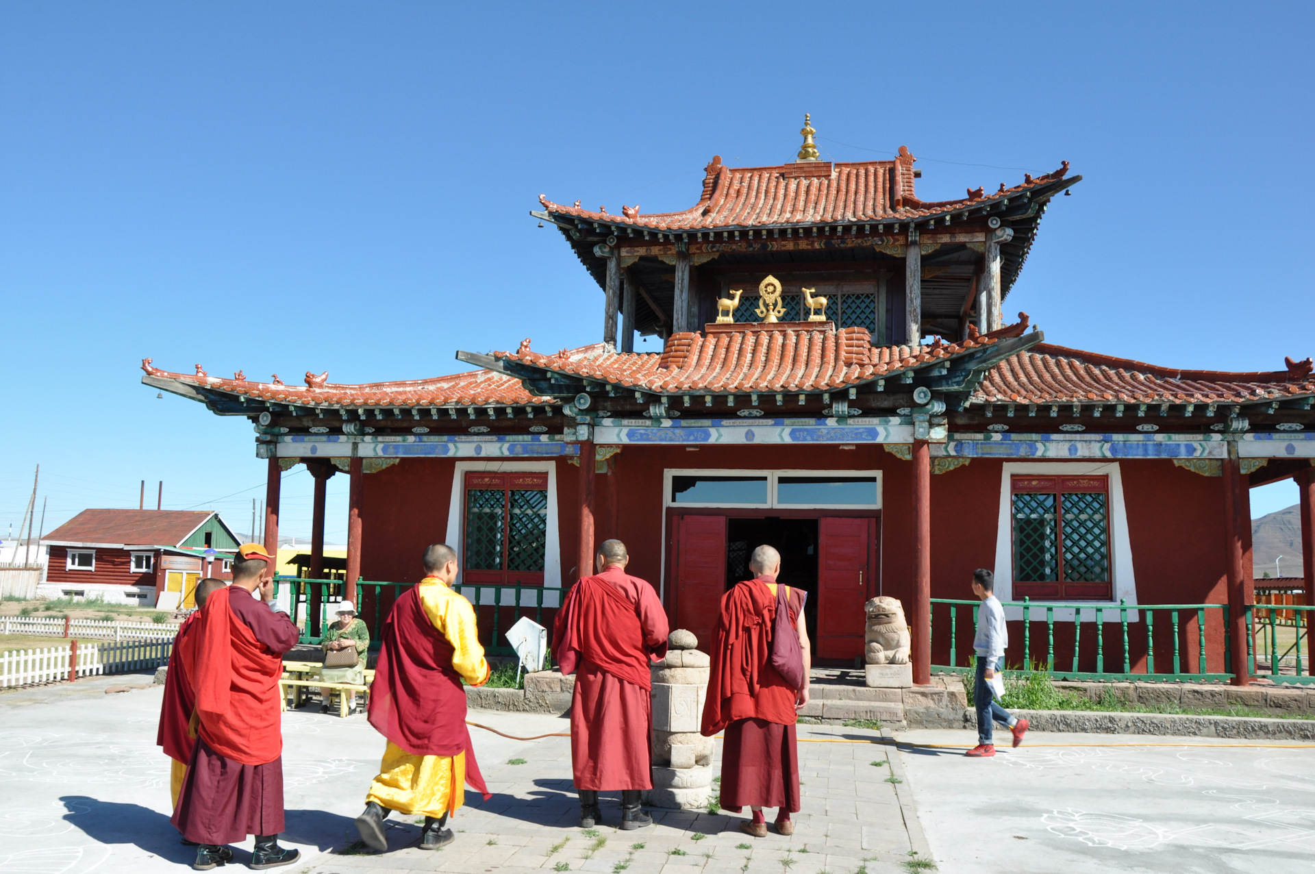 Монголия самое главное. Буддийский монастырь в Монголии. Монголия храм жанрай Синг. Ламаизм храм Тибет.