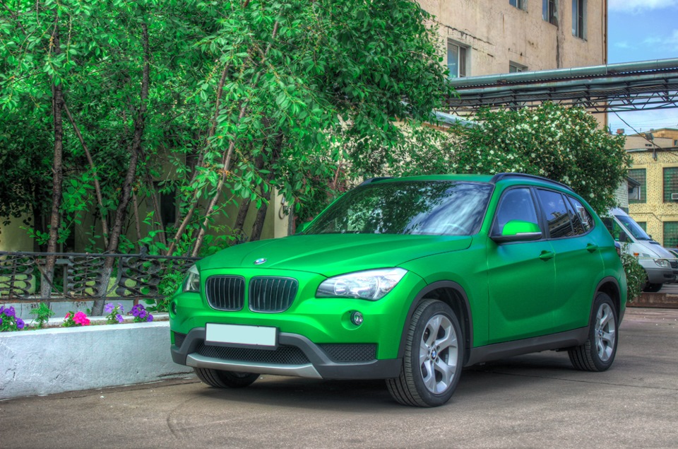 Россия новая зеленая. BMW x1 зеленый. Зеленая БМВ х1. Green Metallic BMW x3. БМВ x1 зеленый матовый.