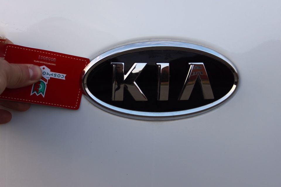 Значки киа сид. Задняя эмблема на Kia Sportage. Kia Ceed 2009 задняя эмблема. Шильдик на Киа Рио 4. Шильдик на Киа Рио 3.