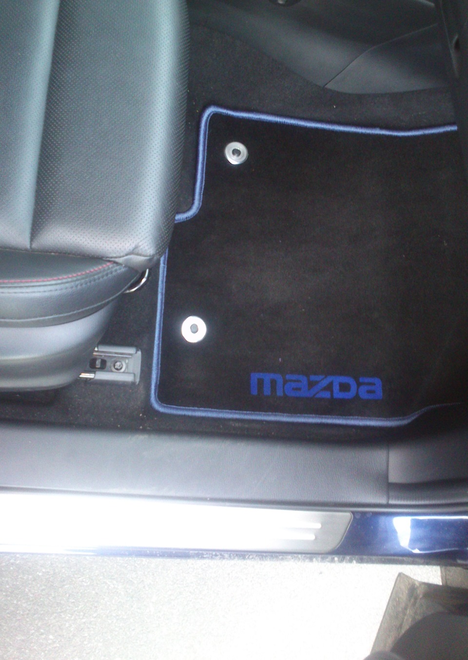 крепления ковриков передних — Mazda CX-5 (1G), 2 л, 2012 года | своими ...
