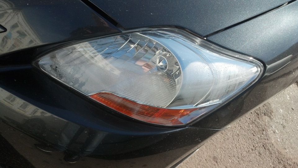 Снял запотевшую фару. — Toyota Yaris (p2), 1,5 л, 2010 года | своими ...