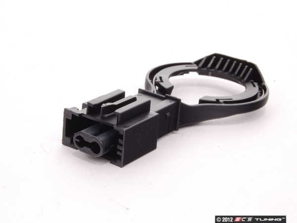 Представляет собой оптическое кольцо, номер ее 4E0973802 — Audi A4 (B8). Запчасти на фото: 4E0973802