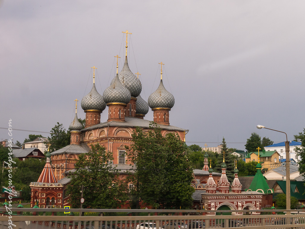 Церковь воскресения христова на дебре кострома. Кострома золотое кольцо России Церковь на Дебре. Храм Рождества Христова на Дебре. Церковь Воскресения Христова Кострома ночной. Зимняя Церковь Воскресения Христова на Дебре в фотошопе.