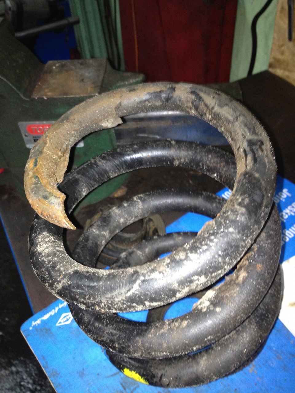 Лопнула задняя пружина( — Volkswagen Transporter T5, 2,5 л, 2004 года ...