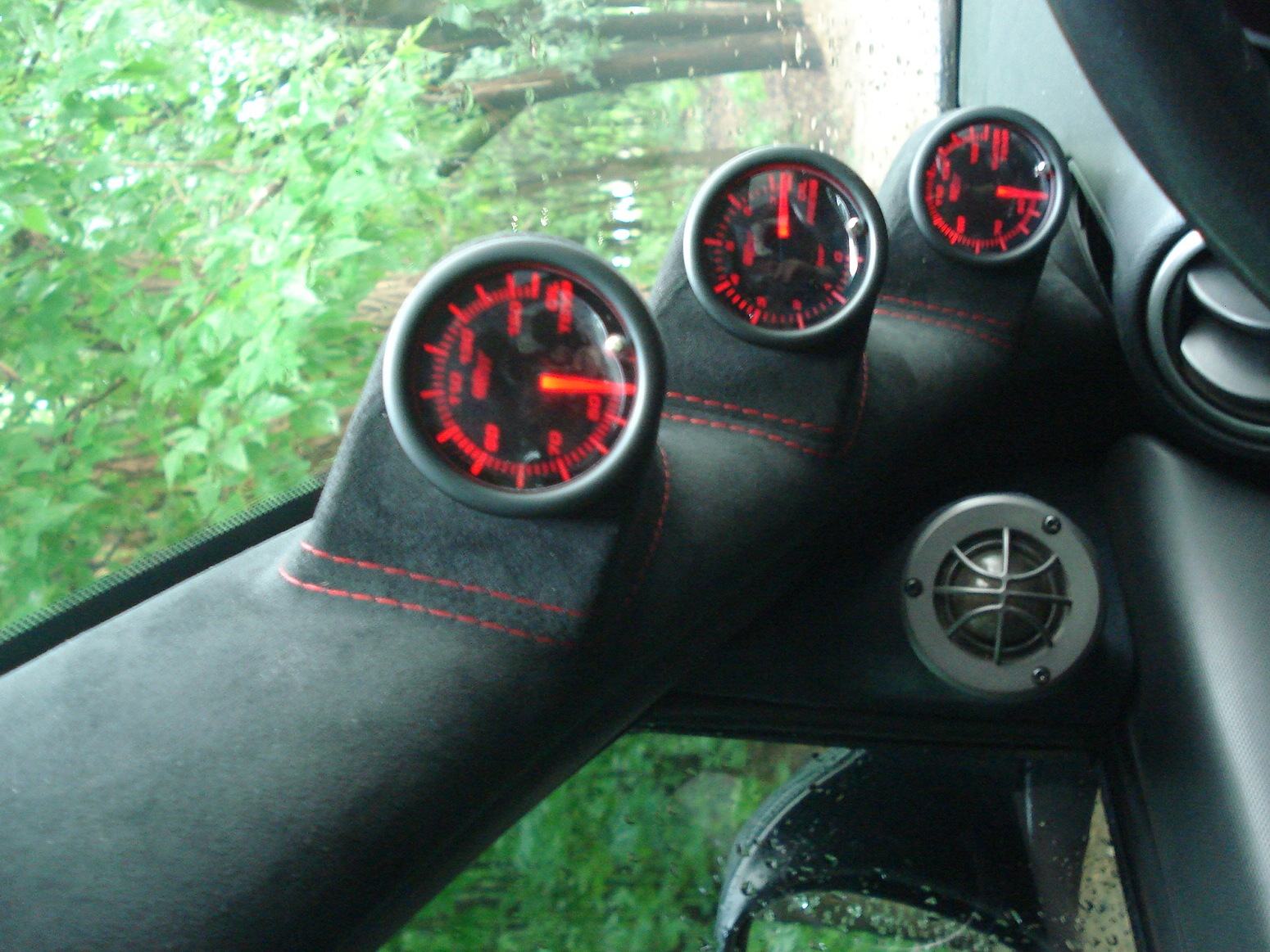 установил дополнительные приборы