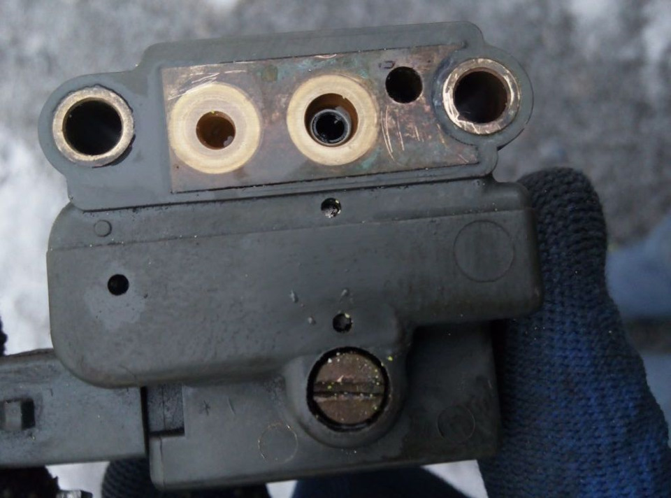 Сопливит бензин из под регулятора давления топлива — Сообщество «DRIVE2 ...