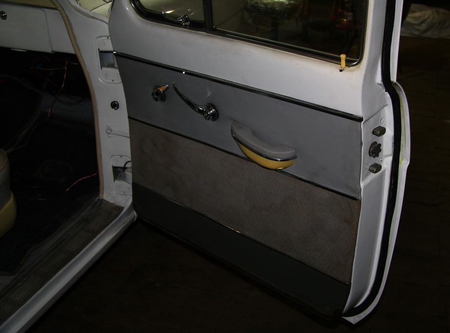Газ 21 дверь. Молдинги обшивки двери модель газ-21л. Газ 21 л обшивка двери. Газ 21 дверные проемы. Сборка салона газ 21.