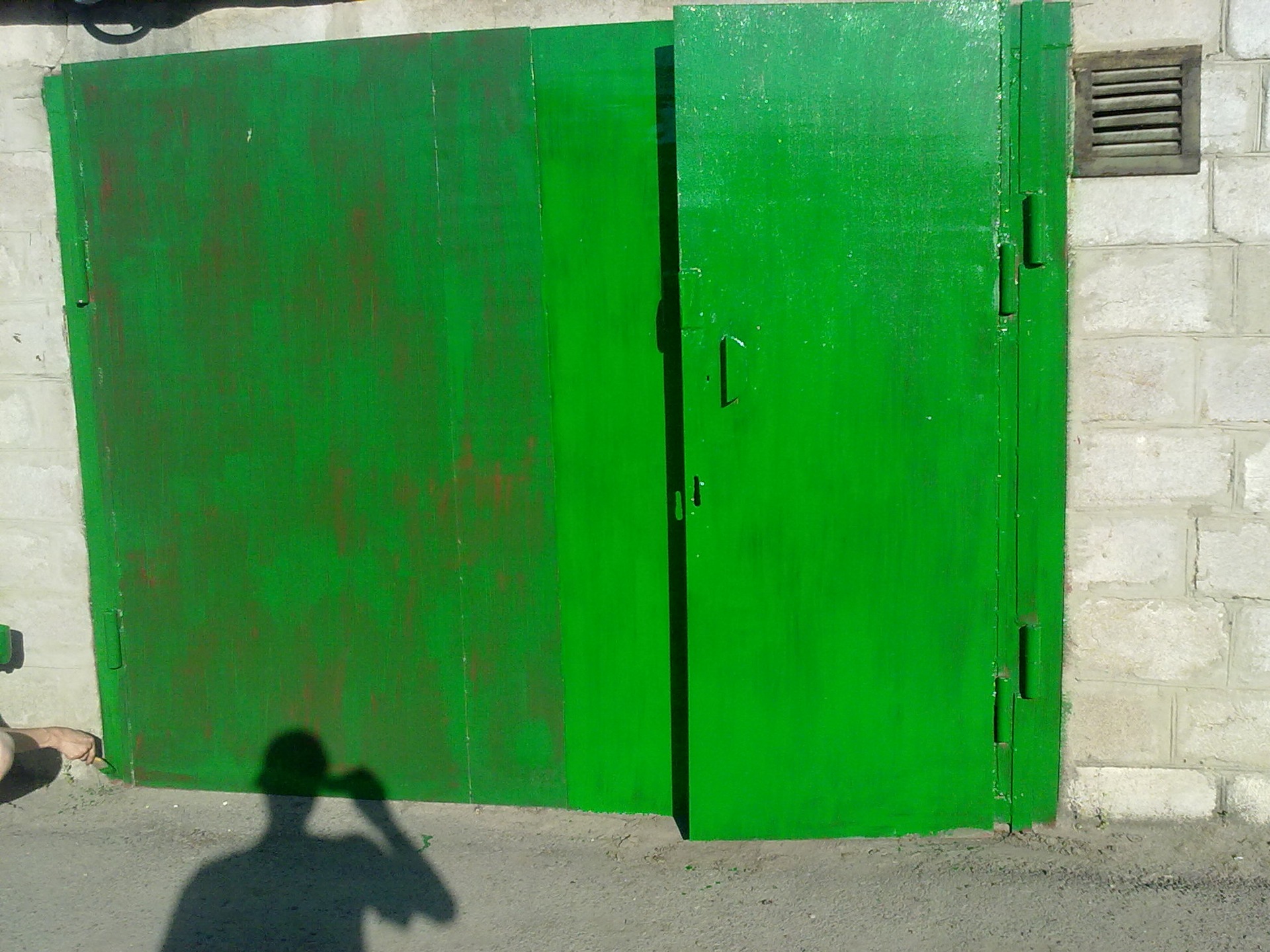 Краска для ворот железных. Краска для ворот зеленый. Гаражные ворота краска. Покраска ворот гаража. Краска для гаражных железных ворот.