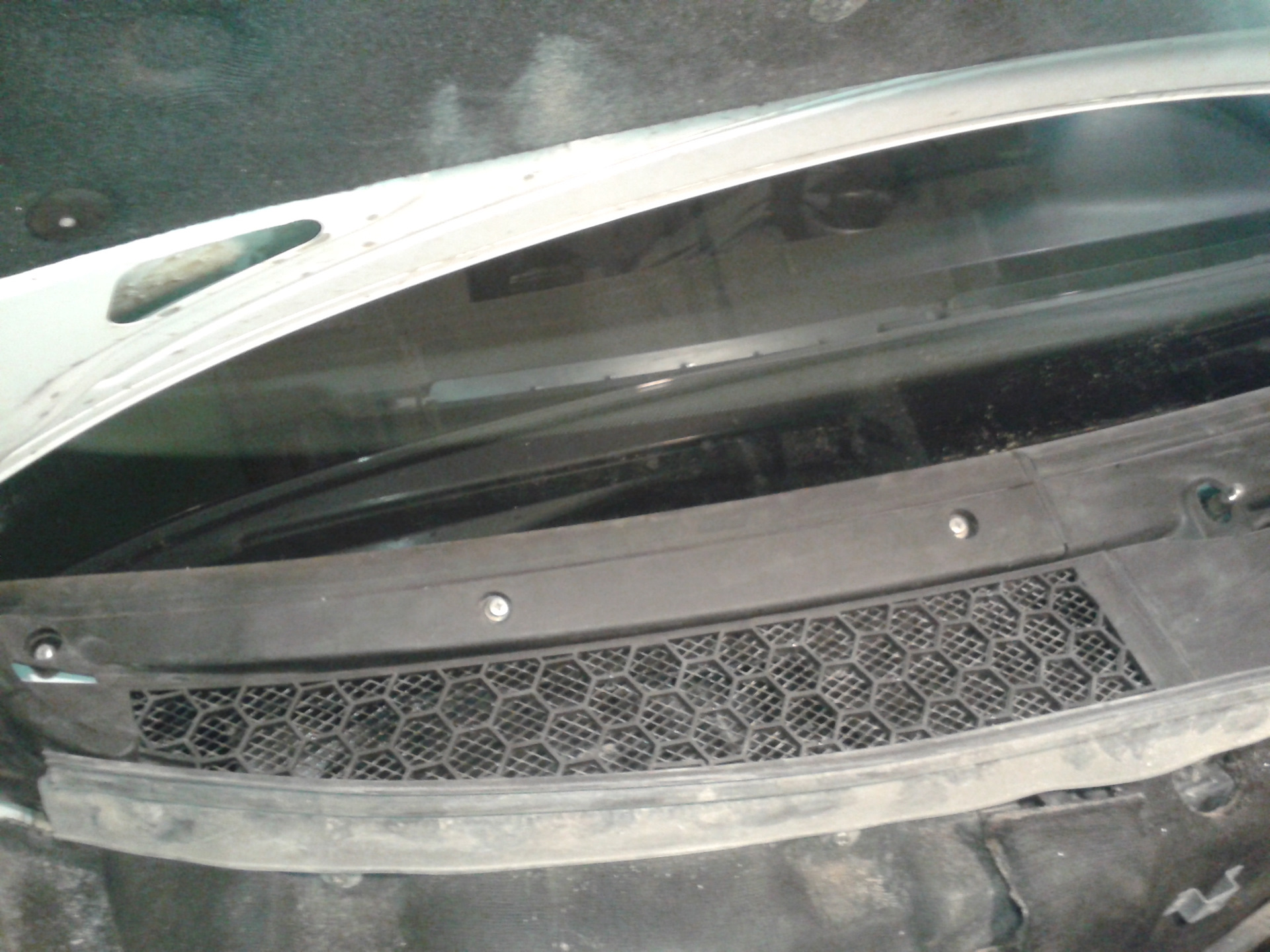 Замена жабо на нового образца. — Lada Приора универсал, 1,6 л, 2010 ...