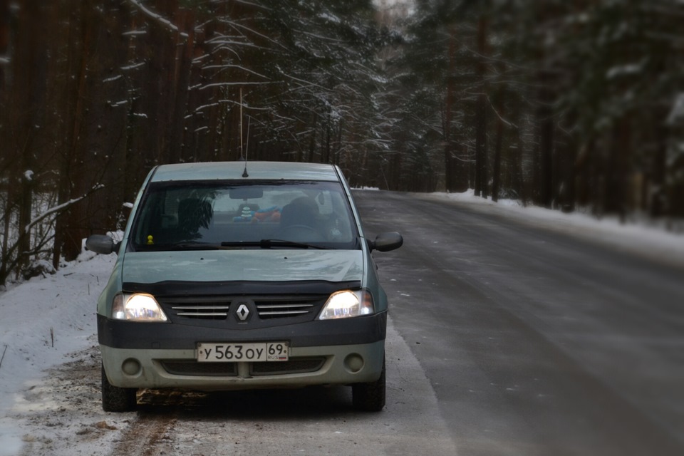 Холодно логан. Renault Logan, 2007 зимой. Renault Logan, 2005 год номера. Рено Логан 2005 года зима. Гос номер Renault Logan 2009 год.