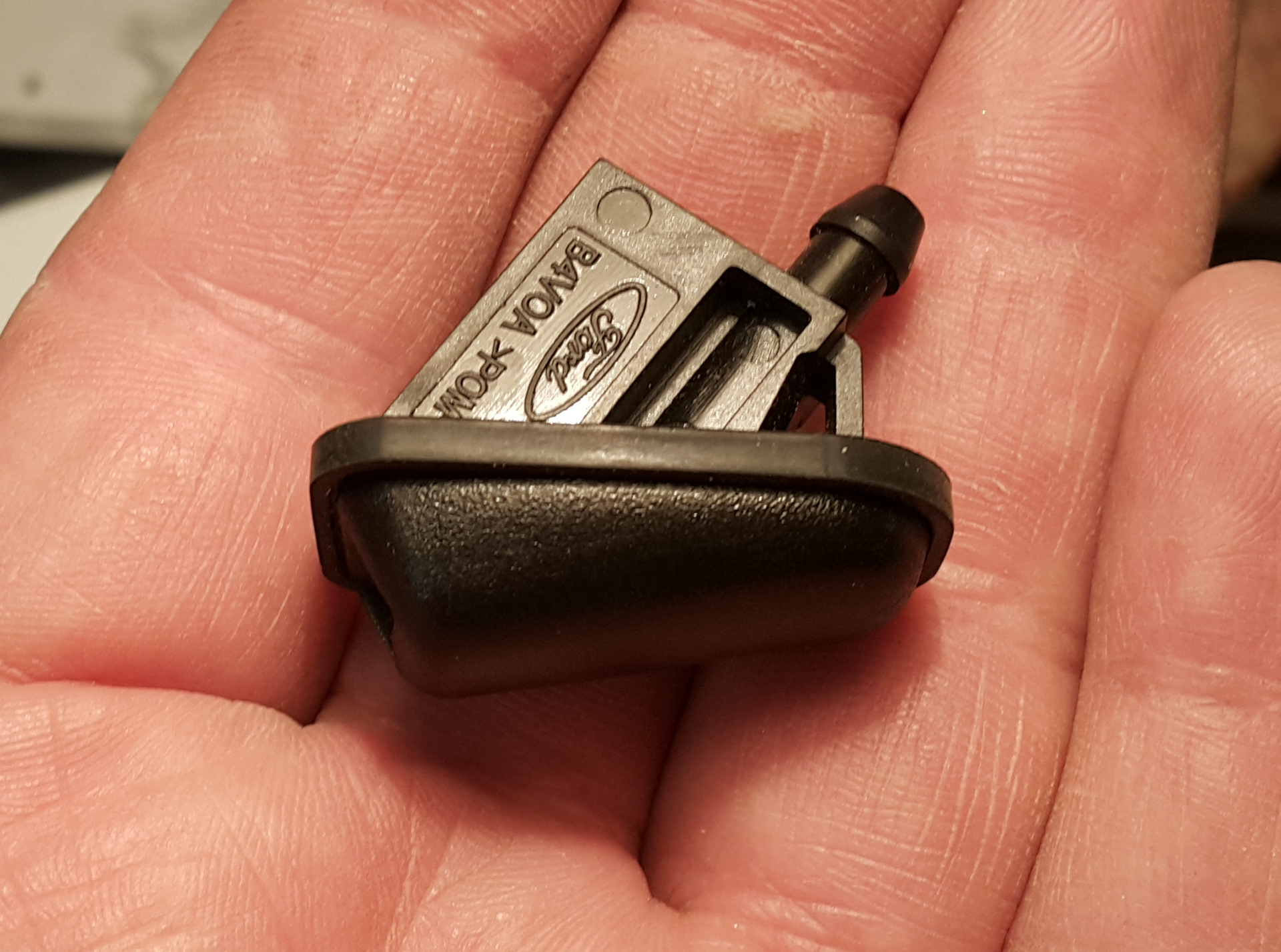 Форсунка омывателя стекла форд фокус 2. Форсунка омывателя форд фокус 3 с подогревом. Форсунки омывателя ford focus 2. Форсунки стеклоомывателя ford fusion. Форсунки с подогревом форд фокус 2.