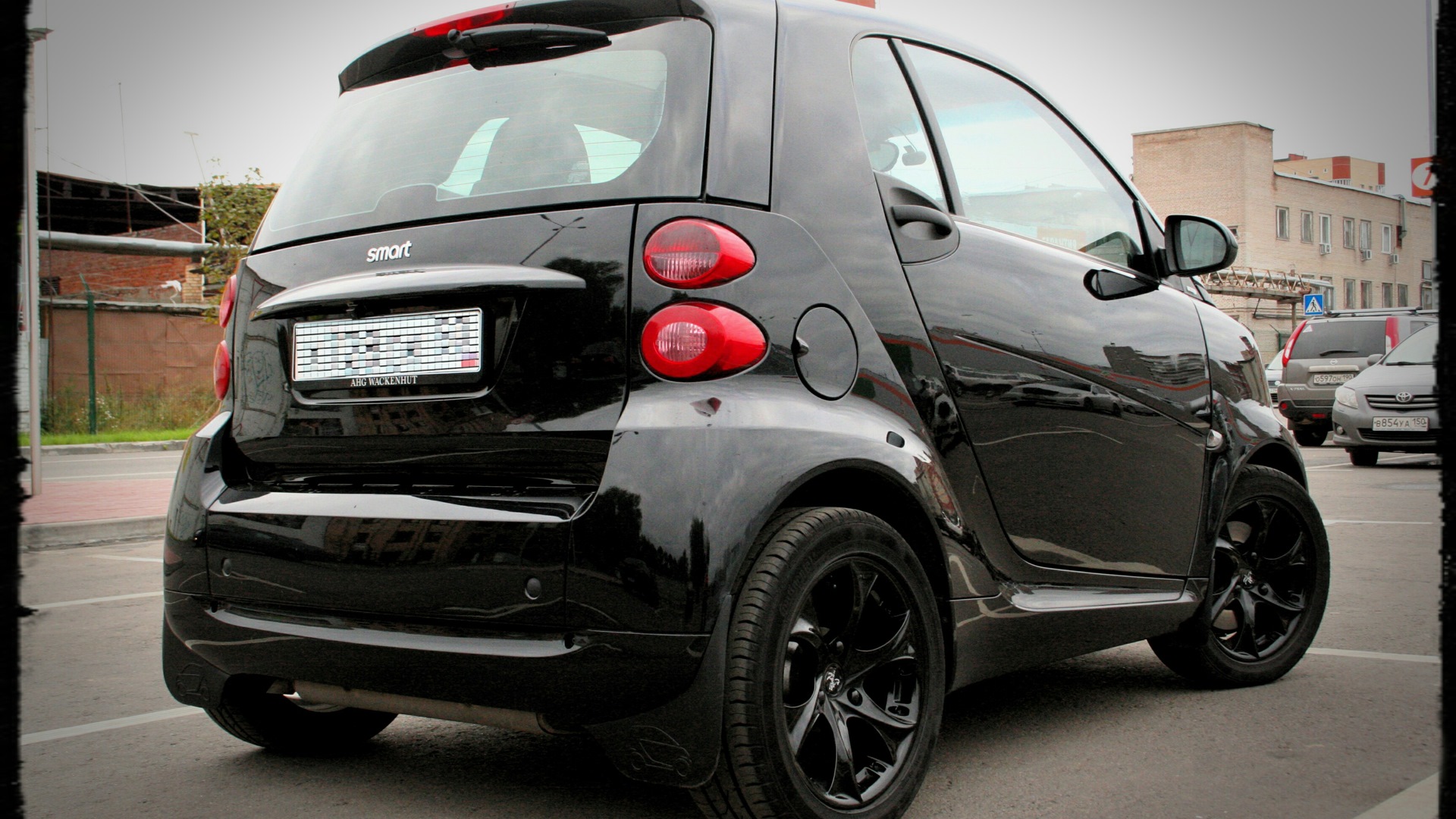 Черный smart. Тюнинг смарт 2009 года. Губа Smart Tuning. Тюнинг Smart Fortwo черный мат. Смарт тюнинг фото 2007 год.