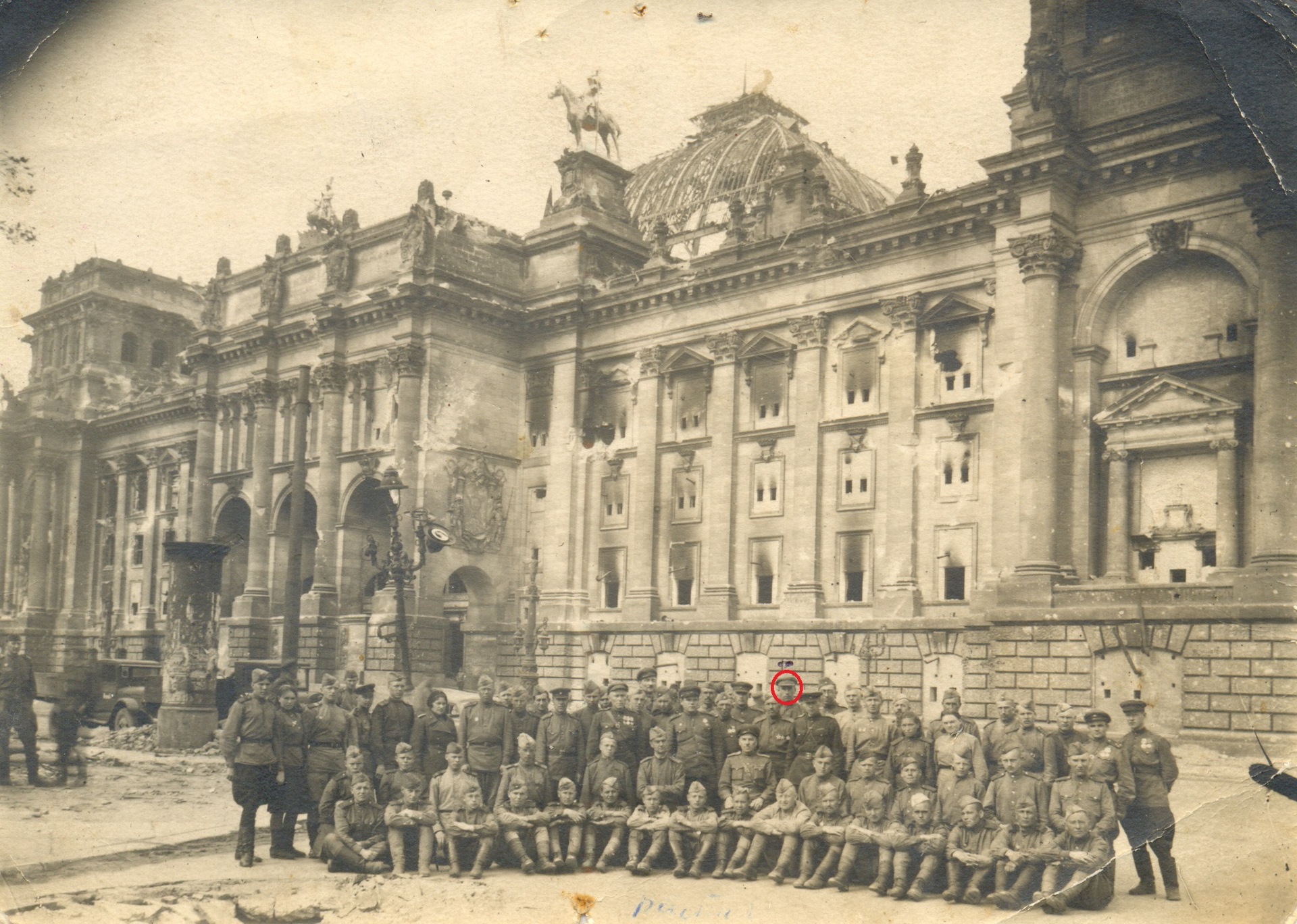 Рейхстаг солдат. Рейхстаг в Берлине 1945. Здание Рейхстага в Берлине в 1945 году. Берлин 1945 год рейчстаг. Здание Рейхстага в Берлине сейчас и в 1945.