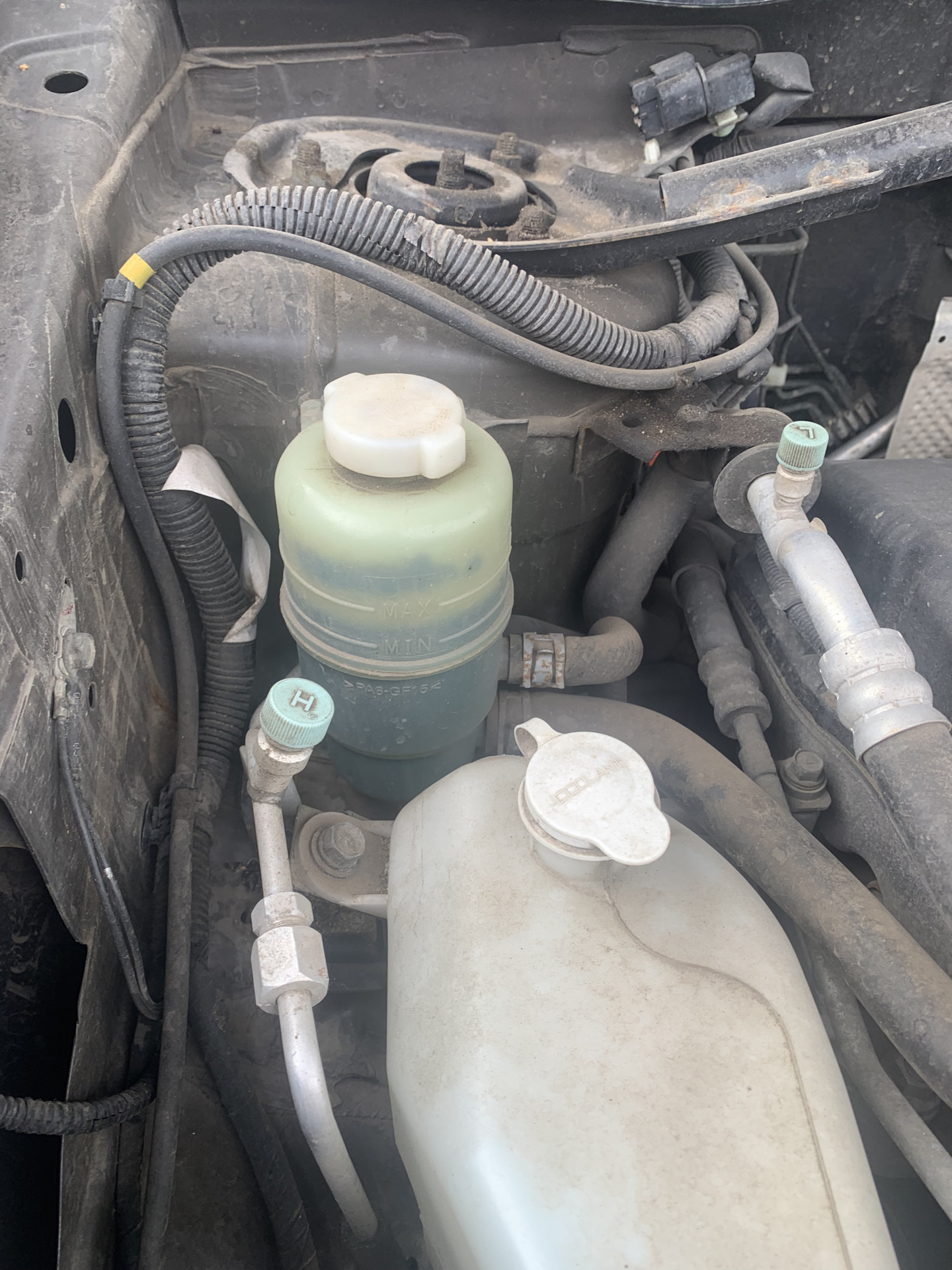 Замена жидкости ГУР — Mitsubishi Outlander XL, 2 л, 2010 года ...