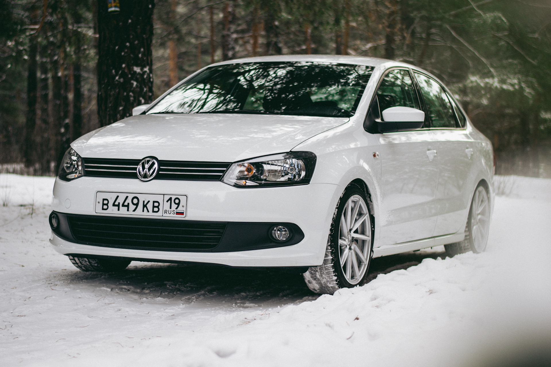 Авито фольксваген поло. VW Polo CVT 17. Volkswagen Polo зима. Polo sedan зима. Vossen CVT Polo sedan.