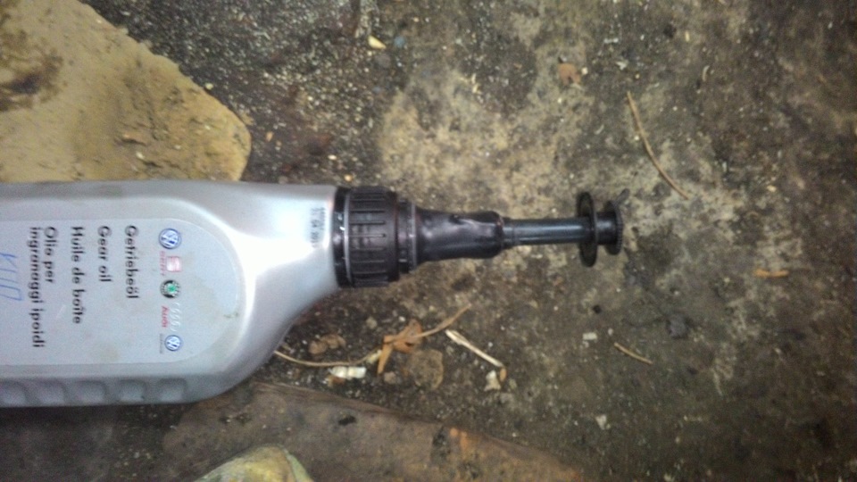 Слитое масло из коробки — Volkswagen Passat Variant (B6). Запчасти на фото: Q5019