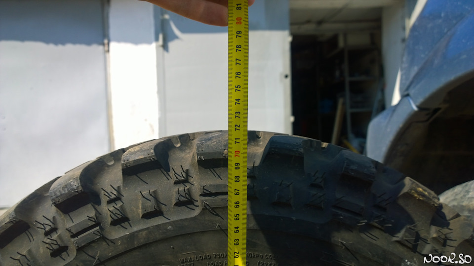 Для нивы simex extreme trekker. d4208fes 960. Для нивы simex extreme trekker фото. Для нивы simex extreme trekker-d4208fes 960. картинка Для нивы simex extreme trekker. картинка d4208fes 960. Пару месяцев назад я еще не определившись окончательно, что готов к 31" колесам купил Simex Extreme Trekker 29-7.5-16. В традиционном для нас метрическом размере это 195/80R16. Индекс нагрузки 98 указывает, что максимальная нагрузка на колесо может быть до 750кг, а максимальная скорость — 140км/ч о чем свидетельствует индекс N. Это, наверное, самые большие колеса, которые может переварить родная трансмиссия джимника. А еще это наверное самая маленькая шина Экстрим класса из именытых производителей. Следующие за ней уже начинаются от 31 дюйма.
