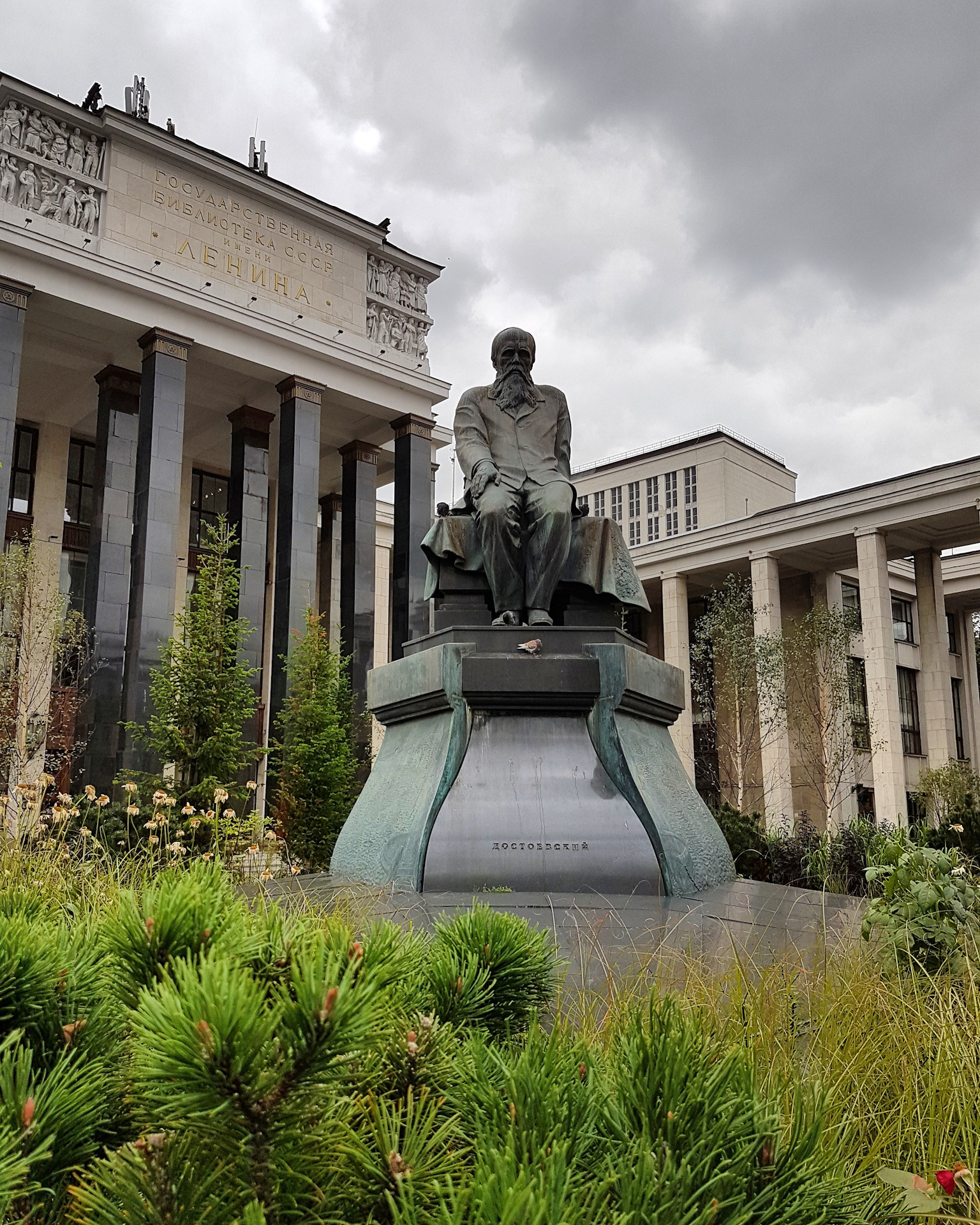 Государственный памятник. Памятник Достоевскому (Москва, РГБ). Памятник Достоевскому у библиотеки Ленина. РГБ памятник Достоевскому. Библиотека имени Ленина памятник Достоевскому.