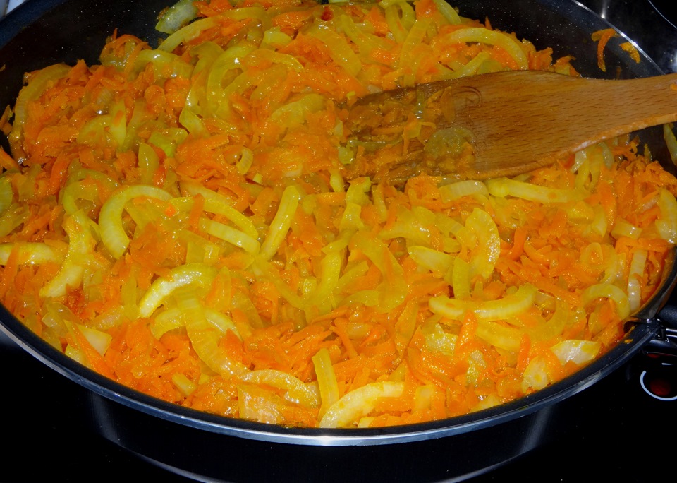 Куриная зажарка рецепт. Зажарка с мясом луком и морковью. Пассерованные грибы с луком и морковью. Зажарка из кабачков. Зажарка для борща.