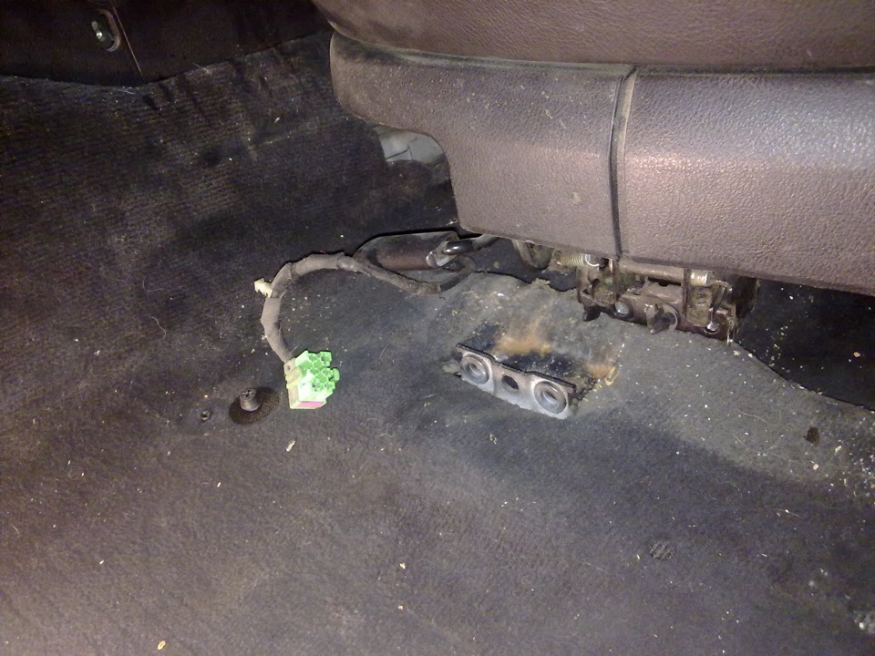 Ящик под пассажирским сиденьем туарег 2008. Под пассажирским. Под пассажирским. Вода под задним сиденьем хонда цивик. Ленд крузер прадо 150 чтотстоит под передним пассажирским сиденьем.