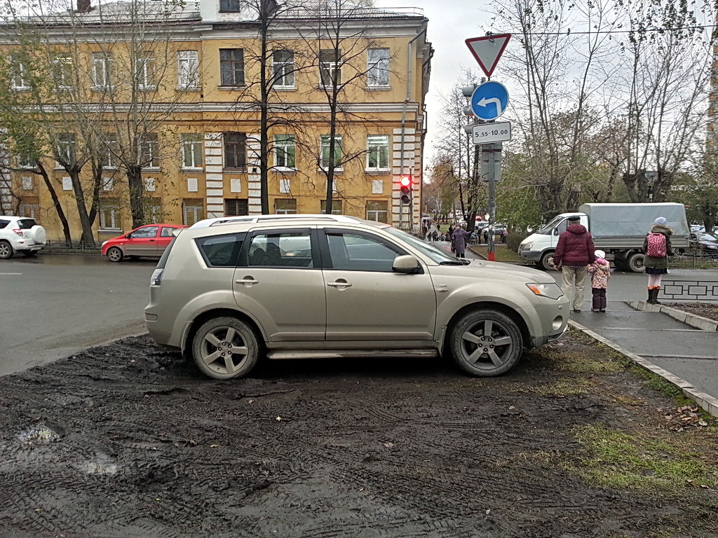 Машина припаркована на тротуаре