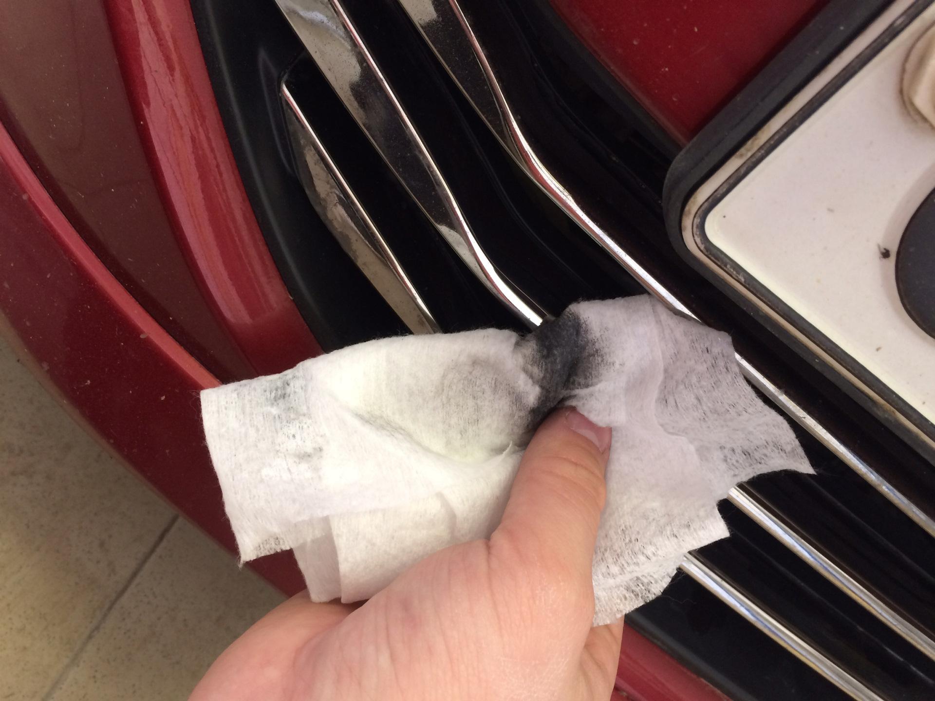 Чем отмыть хром. Чистка хрома на автомобиле. Как почистить хром на автомобиле. Как почистить хромированные детали автомобиля от налета. Как ватой чистить хром автомобиля.