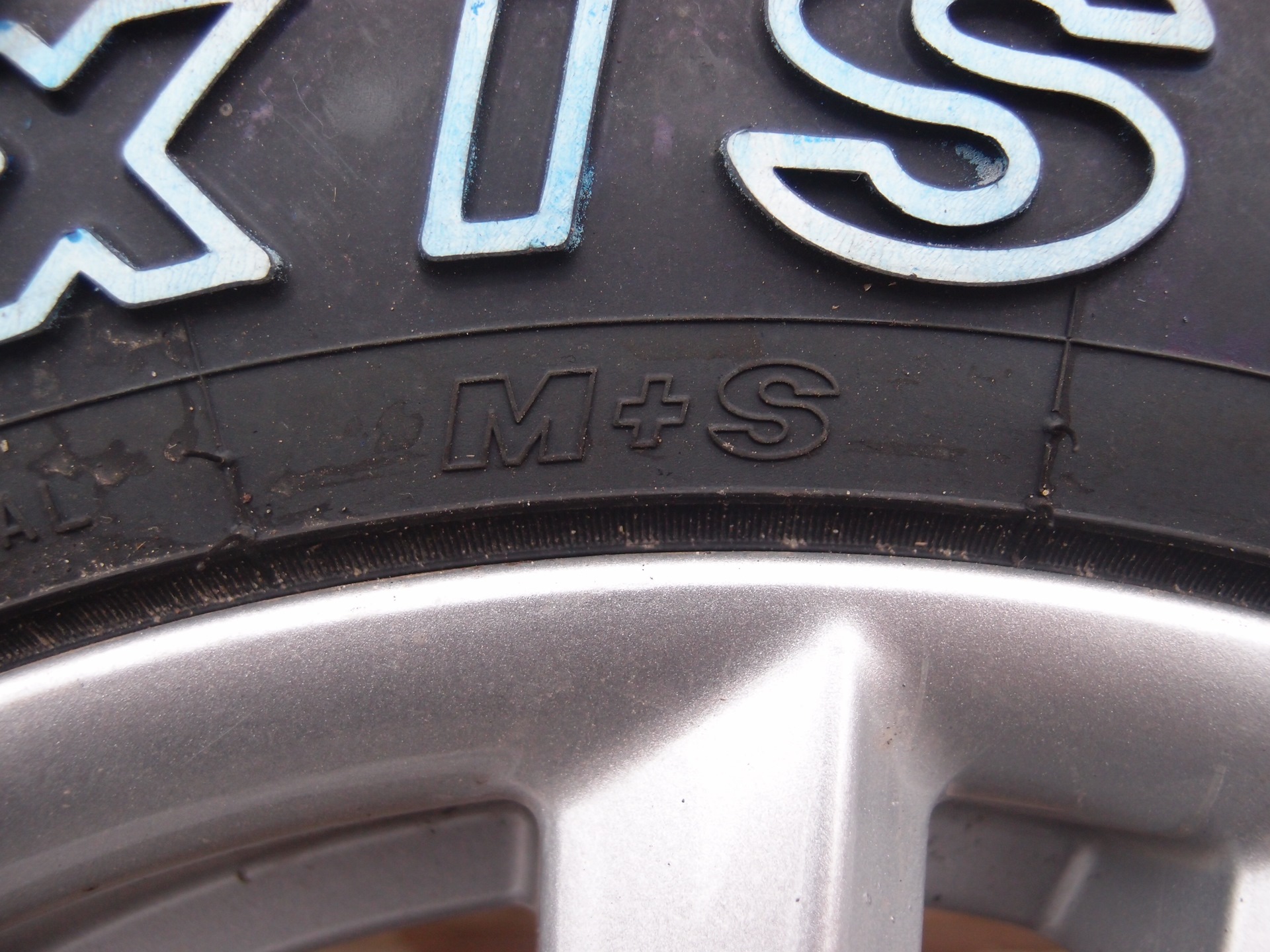 Где на шинах год выпуска фото. Maxxis год резины r12. Maxxis Bravo at-771 маркировка. Дата выпуска шин Maxxis. Максис АТ 771 год маркировка резины.